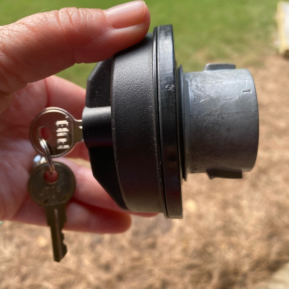 Locking gas cap - Picture 2 of 4